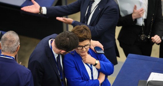 "Jeśli tak bardzo nie chcecie mnie w kierownictwie PiS, to powiedzcie to publicznie, a nie biegajcie anonimowo szeptać dziennikarzom" - w ten sposób wiceszefowa PiS Beata Szydło zwróciła się do polityków tej partii, nawiązując do publikacji medialnych. Według "Rzeczpospolitej" może ona stracić stanowisko wiceprezeski partii.