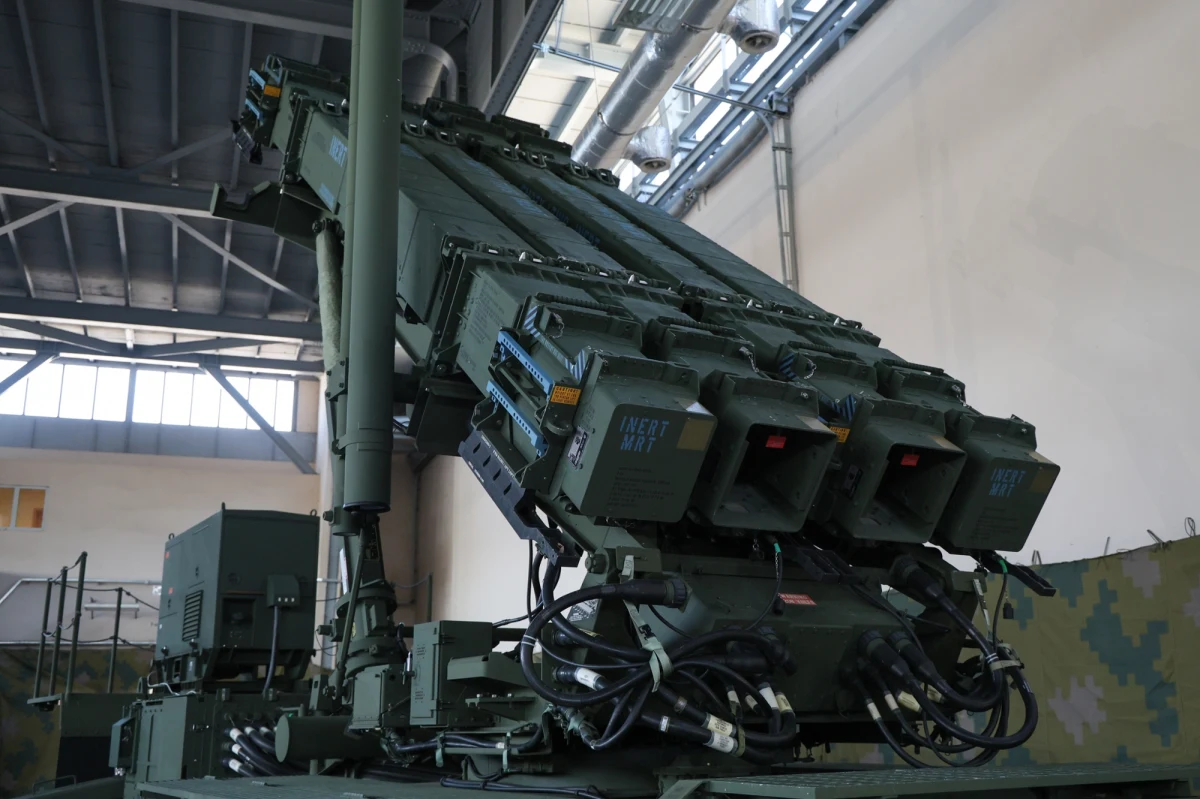 Huta Stalowa Wola podpisała umowę z amerykańskim koncernem Raytheon na budowę 48 wyrzutni rakiet M903 używanych w systemie obrony Patriot. Jak podkreślił obecny przy podpisaniu umowy minister obrony Władysław Kosiniak-Kamysz, wartość umowy wynosi 1 miliard 230 milionów dolarów. „To wielka inwestycja w polskie bezpieczeństwo” – oświadczył szef MON.