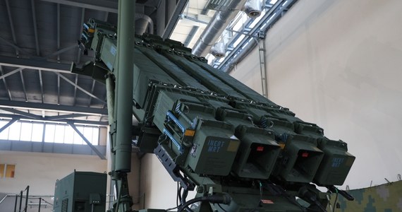 Huta Stalowa Wola podpisała umowę z amerykańskim koncernem Raytheon na budowę 48 wyrzutni rakiet M903 używanych w systemie obrony Patriot. Jak podkreślił obecny przy podpisaniu umowy minister obrony Władysław Kosiniak-Kamysz, wartość umowy wynosi 1 miliard 230 milionów dolarów. „To wielka inwestycja w polskie bezpieczeństwo” – oświadczył szef MON.