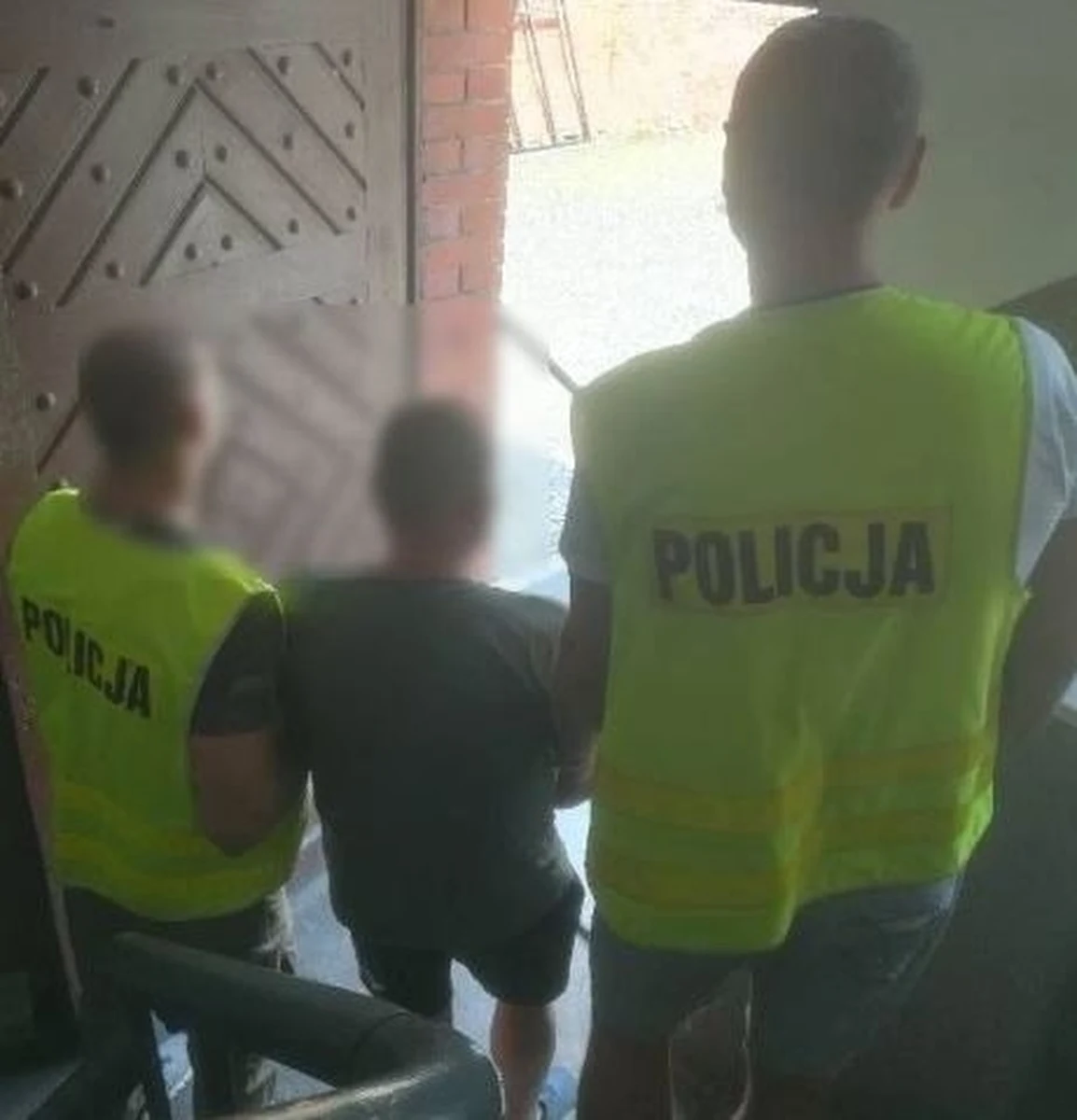 Policjanci zatrzymali dwóch mężczyzn podejrzanych o kradzież ponad 80 tys. złotych z samochodu konwojenta, który odbierał przesyłki ze sklepów. Jeden ze sprawców od razu wyjechał na wakacje nad morze. Część pieniędzy już odzyskano.