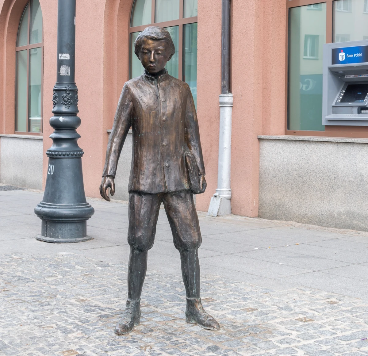 W centrum Białegostoku zdewastowano pomnik przedstawiający twórcę języka esperanto - młodego Ludwika Zamenhofa. Monument został wyrwany z nawierzchni chodnika i przewrócony. Władze miasta zapewniają, że po naprawie pomnik powróci na swoje miejsce.