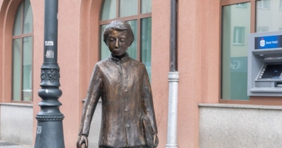 W centrum Białegostoku zdewastowano pomnik przedstawiający twórcę języka esperanto - młodego Ludwika Zamenhofa. Monument został wyrwany z nawierzchni chodnika i przewrócony. Władze miasta zapewniają, że po naprawie pomnik powróci na swoje miejsce.