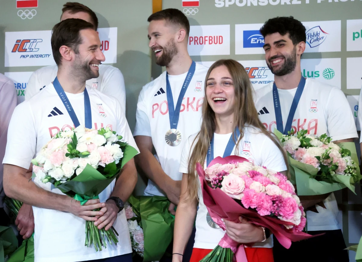 Wielkie powitanie polskich olimpijczyków na warszawskim Okęciu. Samolotem z Paryża przylecieli m.in. nasi siatkarze i bokserka Julia Szeremeta. "Zapraszamy wszystkich kibiców" - zachęcała rzeczniczka PKOL Katarzyna Kochaniak-Roman.