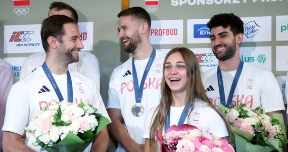 Wielkie powitanie polskich olimpijczyków na warszawskim Okęciu. Samolotem z Paryża przylecieli m.in. nasi siatkarze i bokserka Julia Szeremeta. "Zapraszamy wszystkich kibiców" - zachęcała rzeczniczka PKOL Katarzyna Kochaniak-Roman.