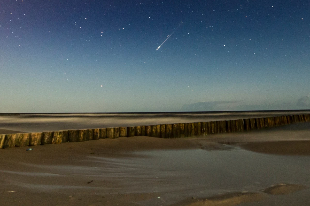 W nocy z 12 na 13 sierpnia astronomowie spodziewają się maksimum Perseidów - letniego roju meteorów. Przy sprzyjających warunkach można wówczas dostrzec kilkadziesiąt meteorów w ciągu godziny. Nie potrzebujemy do tego lornetek ani teleskopów. Zasada jest jedna: im ciemniej w okolicy, tym więcej meteorów zobaczymy.