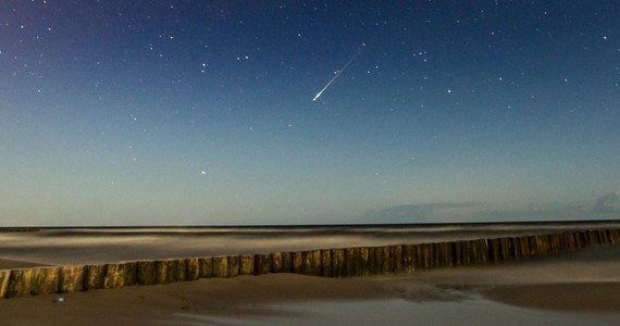 W nocy z 12 na 13 sierpnia astronomowie spodziewają się maksimum Perseidów - letniego roju meteorów. Przy sprzyjających warunkach można wówczas dostrzec kilkadziesiąt meteorów w ciągu godziny. Nie potrzebujemy do tego lornetek ani teleskopów. Zasada jest jedna: im ciemniej w okolicy, tym więcej meteorów zobaczymy.