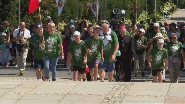 Pierwsi pątnicy już są. Na jasnogórskich błoniach robi się coraz tłoczniej, bo do Częstochowy docierają kolejne piesze pielgrzymki. Najdalej mają wierni z Pustkowa pod Szczecinem, aż 645km, ale do sanktuarium pielgrzymują także katolicy z innych krajów. Wszyscy spotkają się we czwartek, w uroczystość Wniebowzięcia Najświętszej Maryi Panny. Materiał dla "Wydarzeń" przygotowała Anna Wietrzyk.