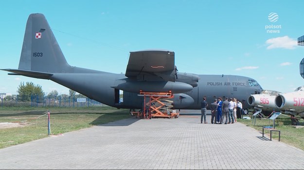 Zasłużona lotnicza emerytura. C130 Herkules, największy samolot transportowy jaki używany był w polskiej armii, 30 lipca zakończył służbę. Wyprodukowany w roku 1970, dziś dotarł do Muzeum Sił Powietrznych w Dęblinie, gdzie będzie największym eksponatem w zbiorach. O prawdziwym gigancie przestworzy dla "Wydarzeń" Maciej Krzemiński.