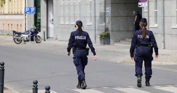 Awantura, krzyki i wołanie o pomoc. W sopockiej komendzie zadzwonił telefon, a świadek przekazał policji, że w jednym z mieszkań w mieście dzieje się coś złego. Funkcjonariusze ruszyli na miejsce. Od tego momentu, wydarzenia przybrały niespodziewany obrót.