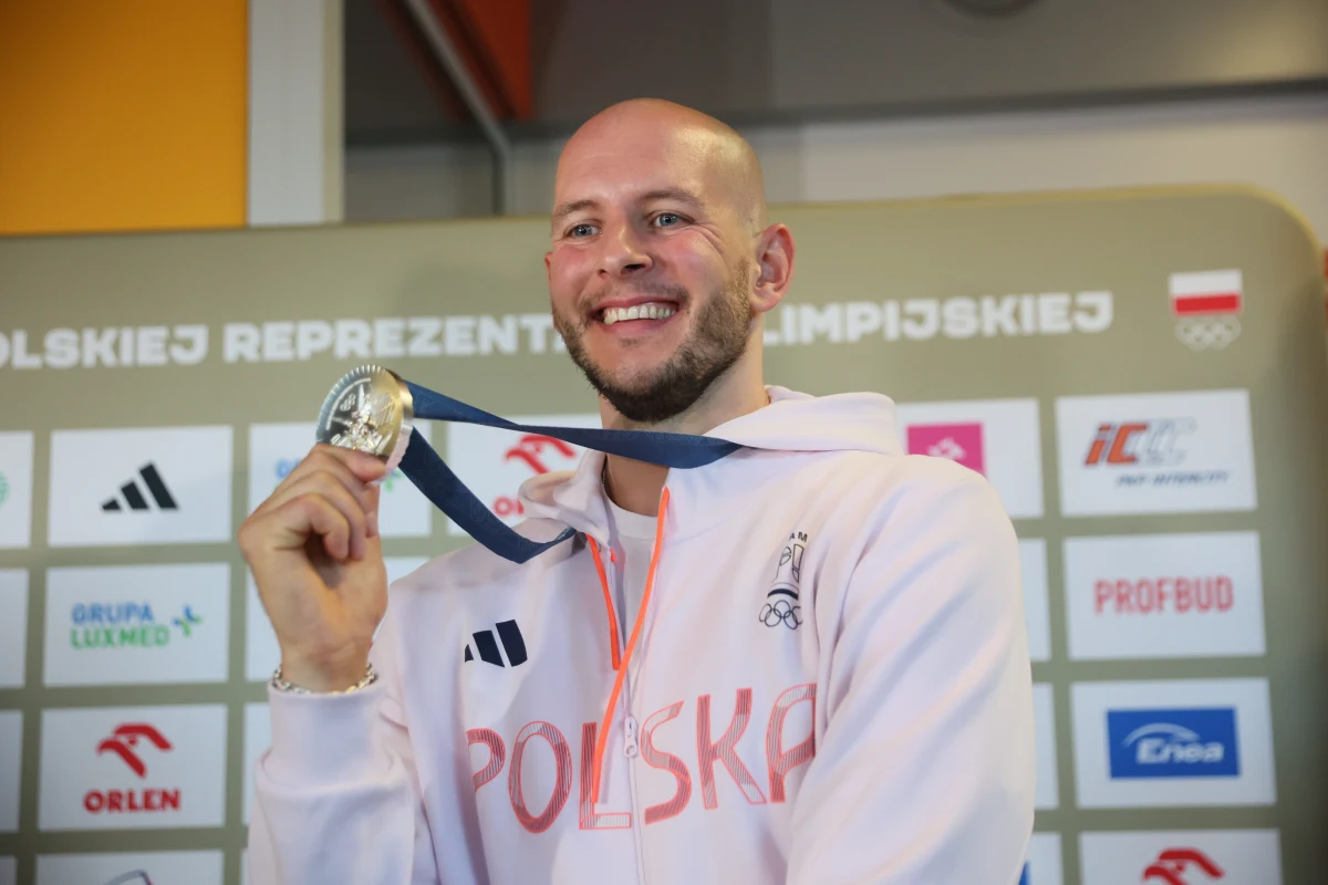 "Nie jestem spełniony, bo spełnieni sportowcy przechodzą na emeryturę" - powiedział siatkarz reprezentacji Polski Bartosz Kurek po powrocie z igrzysk olimpijskich w Paryżu, gdzie Biało-Czerwoni zdobyli srebrny medal. W finale przegrali 0:3 z Francją.