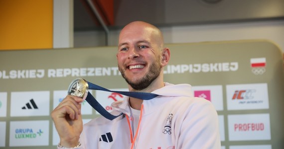 "Nie jestem spełniony, bo spełnieni sportowcy przechodzą na emeryturę" - powiedział siatkarz reprezentacji Polski Bartosz Kurek po powrocie z igrzysk olimpijskich w Paryżu, gdzie Biało-Czerwoni zdobyli srebrny medal. W finale przegrali 0:3 z Francją.