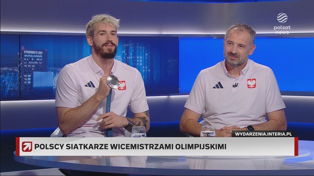 Polscy siatkarze zdobyli srebrne medale Igrzysk Olimpijskich w Paryżu. Tomasz Fornal i Nikola Grbić opowiedzieli Dariuszowi Ociepie jakie emocje towarzyszyły im w trakcie turnieju. Szkoleniowiec Biało-Czerwonych zwrócił uwagę, że najważniejszymi meczami były spotkania w ćwierćfinale i półfinale, ale pierwszy wielki krok do medalu drużyna zrobiła już w fazie grupowej, wygrywając 3:2 z Brazylią.