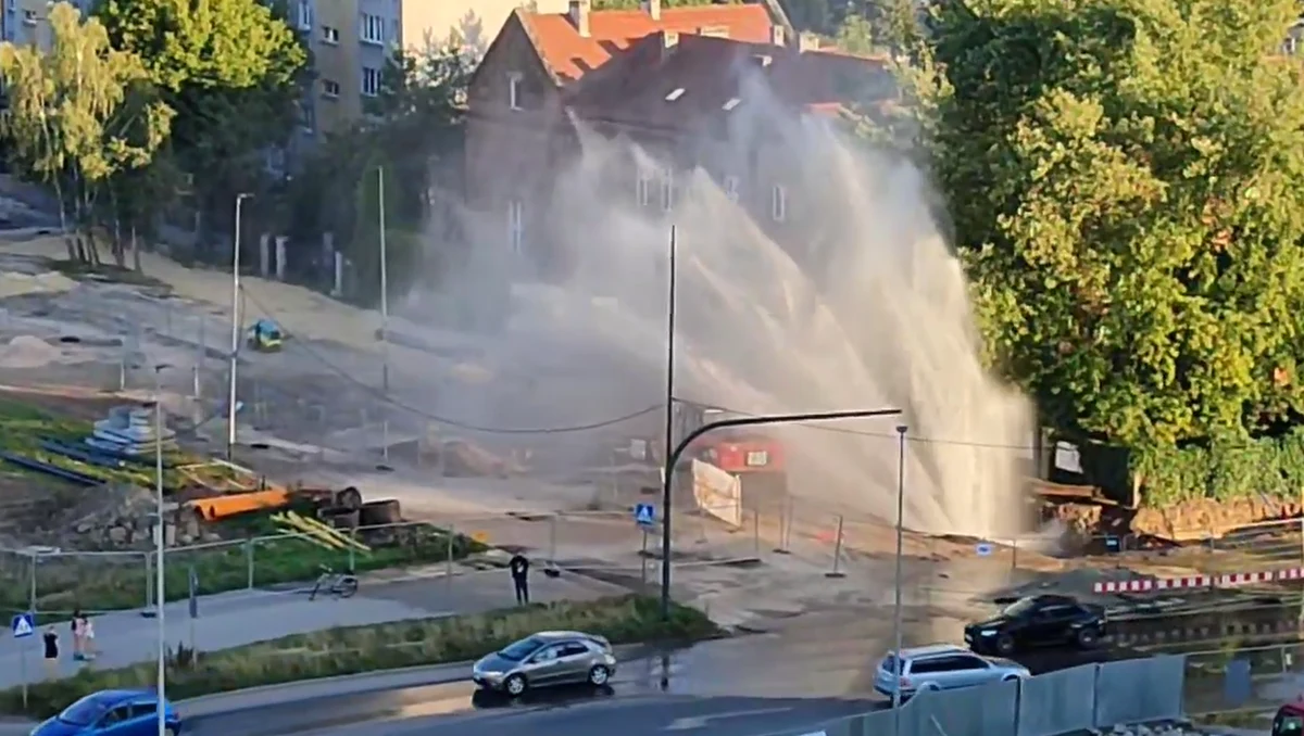 Słup wody na rondzie Młyńskim w Krakowie wystrzelił na kilkanaście metrów w górę. Doszło tam do awarii wodociągu. Informacje otrzymaliśmy na Gorącą linię RMF FM.