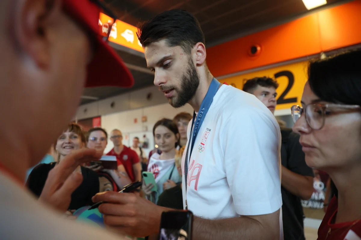 ​"W przeszłości tak było po mistrzostwach świata i Europy, ale za każdym razem to jest magiczny moment zobaczyć tu kibiców" - powiedział w rozmowie z Cezarym Dziwiszkiem z redakcji sportowej RMF FM Aleksander Śliwka po powrocie z igrzysk olimpijskich. Siatkarz dziękował kibicom i mówił m.in. o sportowych zmaganiach w Paryżu.