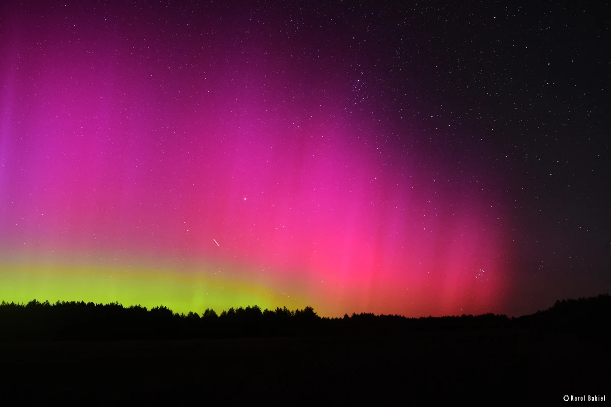 Cóż to był za spektakl! Noc z poniedziałku na wtorek była wyjątkowa - nie dość, że mieliśmy maksimum roju Perseidów, czyli spadających gwiazd, to dodatkowo niebo w wielu miejscach naszego kraju rozświetliła zorza polarna.