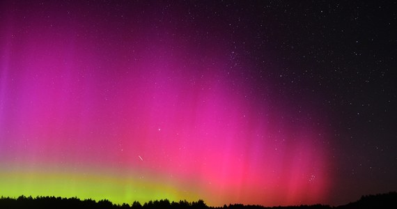 Cóż to był za spektakl! Noc z poniedziałku na wtorek była wyjątkowa - nie dość, że mieliśmy maksimum roju Perseidów, czyli spadających gwiazd, to dodatkowo niebo w wielu miejscach naszego kraju rozświetliła zorza polarna.