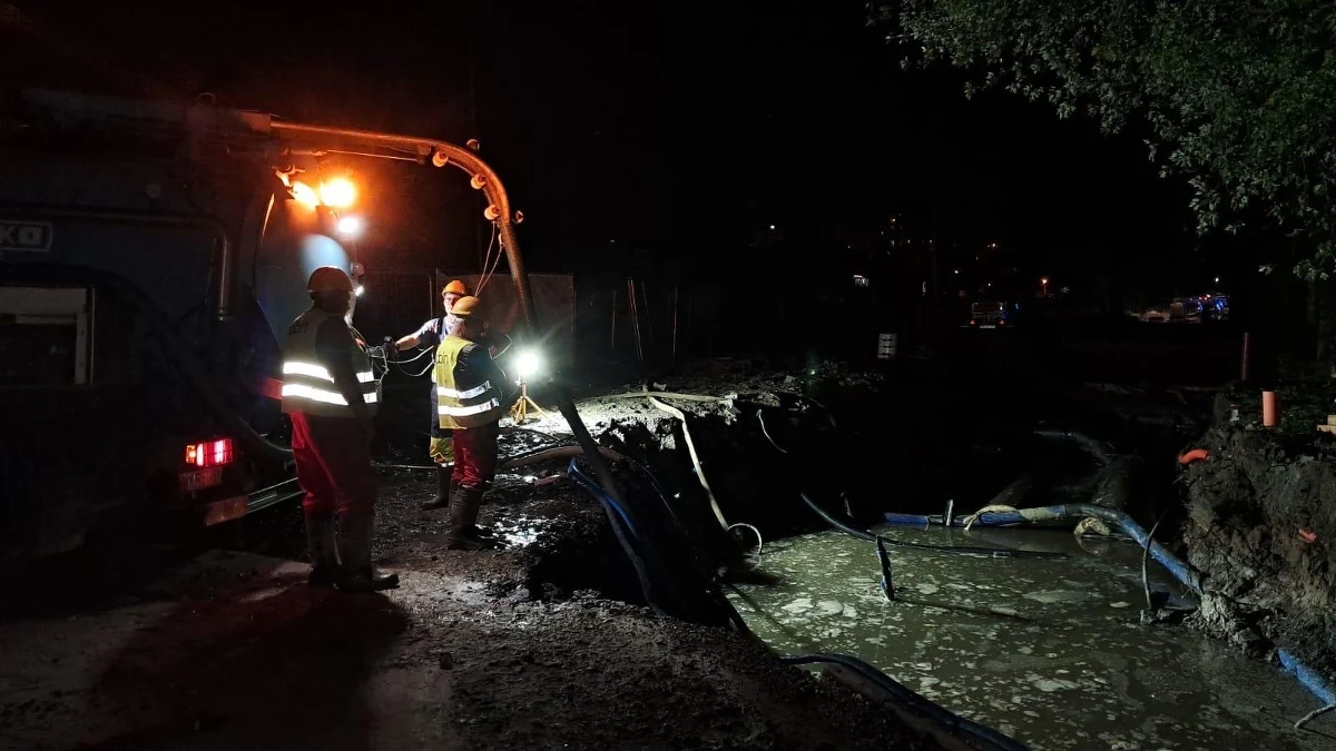 ​Między godziną 2 a 3 w nocy służby Wodociągów Miasta Krakowa usunęły awarię na rondzie Młyńskim w Krakowie i przywrócono dostawę wody dla mieszkańców. Po uszkodzeniu rury słup wody wystrzelił w górę na kilkanaście metrów.  