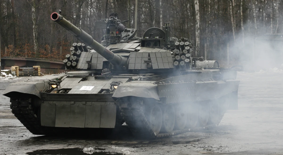 Tak naprawdę wciąż niewiele wiadomo, co dzieje się w rosyjskim obwodzie kurskim. Minął już tydzień, odkąd siły ukraińskie wtargnęły do tego przygranicznego regionu, zajmując spore połacie terenu. Co ciekawe, w działaniach ofensywnych armia Kijowa wykorzystuje przekazane przez Polskę czołgi PT-91 Twardy.