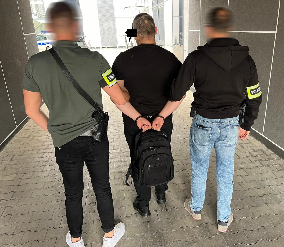 Zasłaniali kamery monitoringu, z kartonów wyjmowali maszynki do golenia, a potem odkładali puste opakowania  - w taki sposób 10 mężczyzn okradło jedną z łódzkich firm, która straciła towar wart prawie 1,5 mln złotych. Złodziejska szajka jest już w rękach policjantów.   