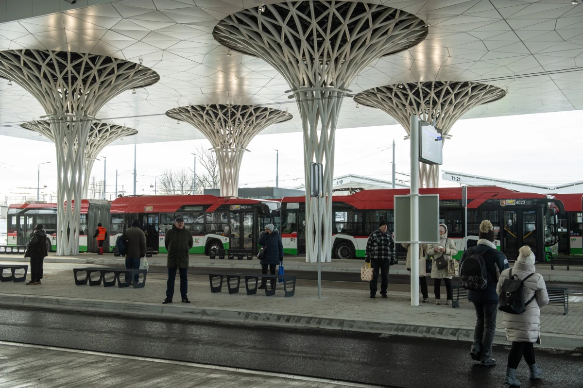 Prokuratura Okręgowa w Lublinie wszczęła śledztwo w sprawie nieprawidłowości przy budowie dworca metropolitalnego w Lublinie. Według Centralnego Biura Antykorupcyjnego na skutek niewłaściwego nadzoru nad budową gmina straciła 7,5 mln zł.

