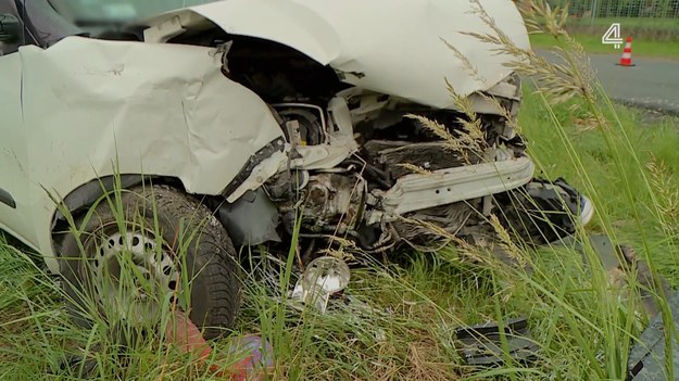 Policjanci z Kaliskiej policji otrzymali informację o bardzo groźnym zdarzeniu drogowym. Uczestniczyły w nim dwa samochody – dostawczy Fiat i osobowym Opel. Kierowca Opla ominął znak stop i wjechał na skrzyżowanie, po chwili doszło do zderzenia z poruszającym się drogą główną Fiatem. Oba samochody po zderzeniu odbiły na pobliskie pole. 

(Fragment programu "Stop drogówka").
