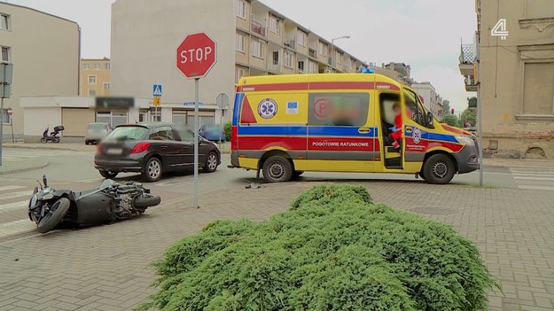 Kierująca Fordem zderzyła się na skrzyżowaniu z motocyklistą. Do policjantów zgłosił się świadek całego zdarzenia. Moment zdarzenia zarejestrowała kamera monitoringu zainstalowana na jednym z budynków. 

(Fragment programu "Stop drogówka").
