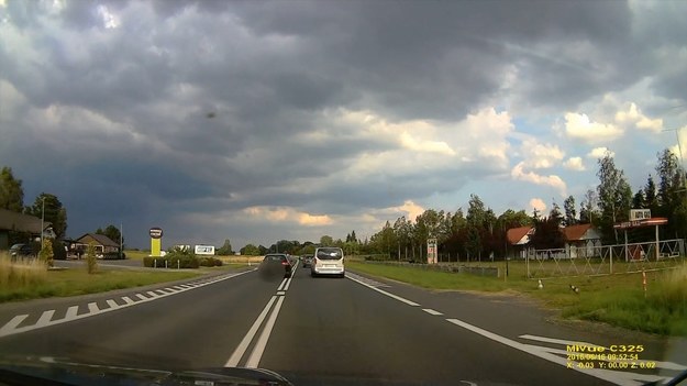 Skrajną nieodpowiedzialnością wykazał się kierowca volkswagena golfa, który na DK 80 wyprzedzał inne pojazdy łamiąc w ten sposób przepisy ruchu drogowego. To nieodpowiedzialne zachowanie na szczęście zarejestrowała kamerka samochodowa innego uczestnika ruchu, a nagranie trafiło na skrzynkę „STOP AGRESJI DROGOWEJ”. Teraz sprawca wykroczenia poniesie konsekwencje.