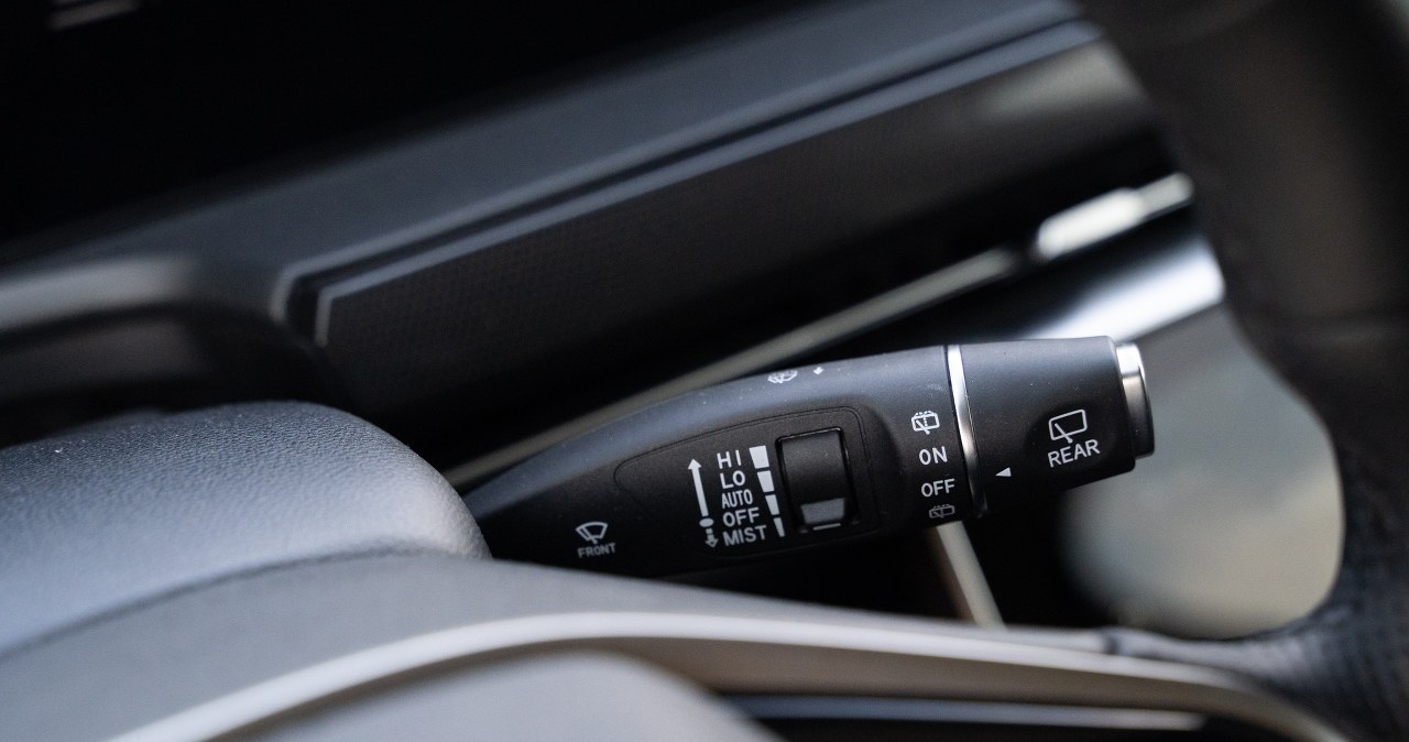 Włączył tylko wycieraczki. 1000 zł mandatu i zabrane prawo jazdy