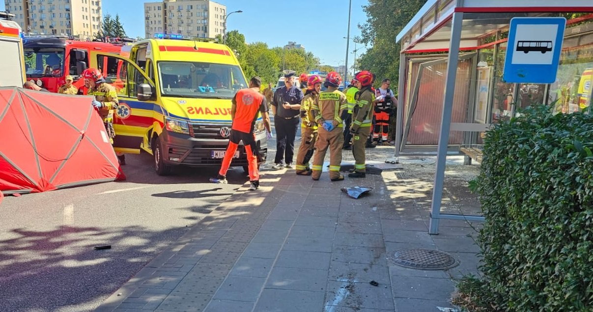 Z impetem wjechał w przystanek autobusowy. Jedna osoba nie żyje