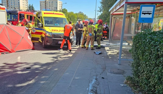 Z impetem wjechał w przystanek autobusowy. Dwie osoby nie żyją