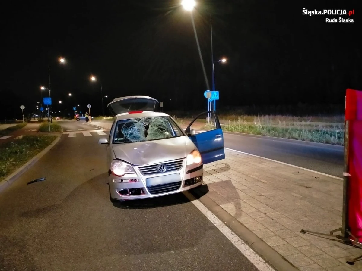 69-letni mężczyzna zginął na oświetlonym przejściu dla pieszych w Rudzie Śląskiej. Potrąciło go auto osobowe kierowane przez 21-latka - poinformowała śląska policja. Kierowca był trzeźwy.