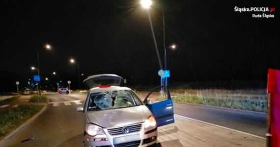 69-letni mężczyzna zginął na oświetlonym przejściu dla pieszych w Rudzie Śląskiej. Potrąciło go auto osobowe kierowane przez 21-latka - poinformowała śląska policja. Kierowca był trzeźwy.