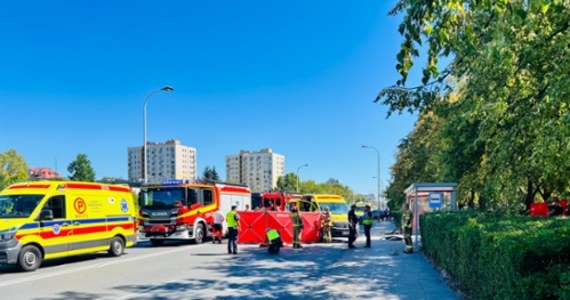 Samochód osobowy wjechał w przystanek autobusowy przy ulicy Woronicza w Warszawie. Na miejscu zginęła jedna osoba, druga zmarła w szpitalu. "To był samochód osobowy, bardzo duża prędkość, wyjechał mi zza placów" - mówiła reporterowi RMF FM świadek zdarzenia.