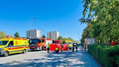 Samochód wjechał w przystanek w Warszawie. Dwie ofiary śmiertelne