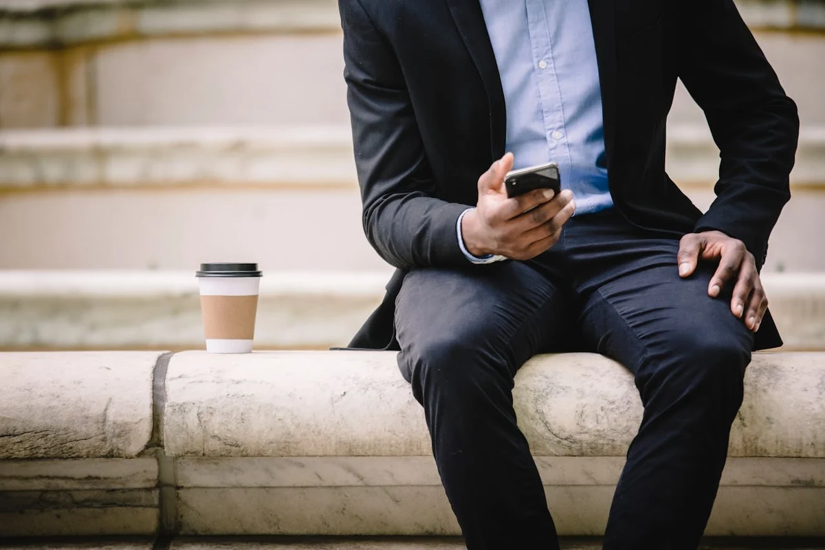 Przeprowadzka do nowego miasta to zawsze wyzwanie, szczególnie jeśli szukasz swojej pierwszej pracy. Lublin, będący jednym z dynamicznie rozwijających się miast w Polsce, oferuje wiele możliwości zawodowych dla osób rozpoczynających karierę. Warto jednak wiedzieć, jakie sektory są najbardziej obiecujące i jakie umiejętności warto rozwijać, aby zwiększyć swoje szanse na rynku pracy. Szczegóły w artykule.