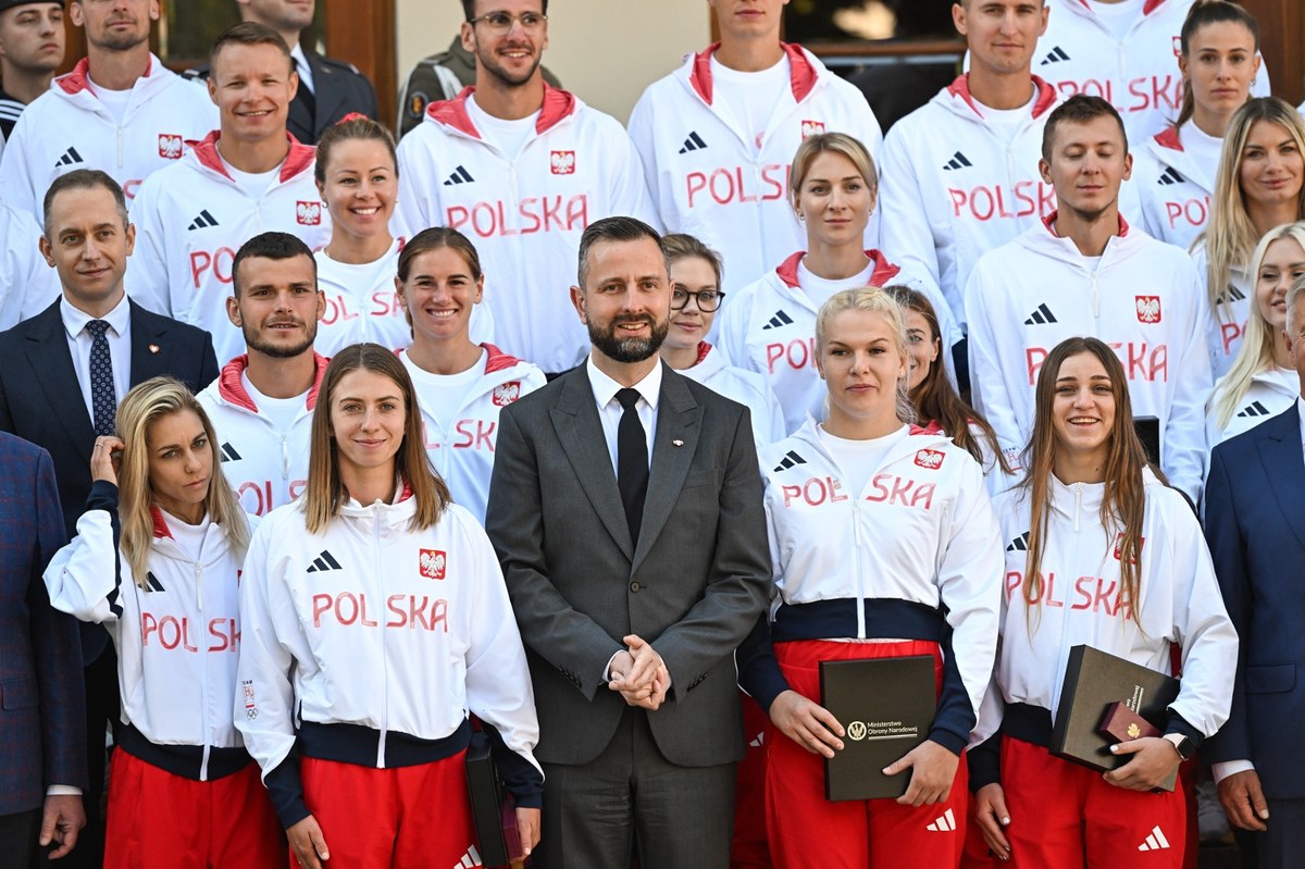 "Dziękujemy za zwycięstwo i za walkę" – mówił we wtorek Władysław Kosiniak-Kamysz do żołnierzy-olimpijczyków, którzy uczestniczyli w ceremonii odznaczeń i wyróżnień związanych ze świętem Sił Zbrojnych RP. Medaliści z Paryża wyróżnieni zostali medalami "za zasługi dla obronności kraju". We wtorek w Warszawie uhonorowano także m.in. żołnierzy służących na granicy z Białorusią.