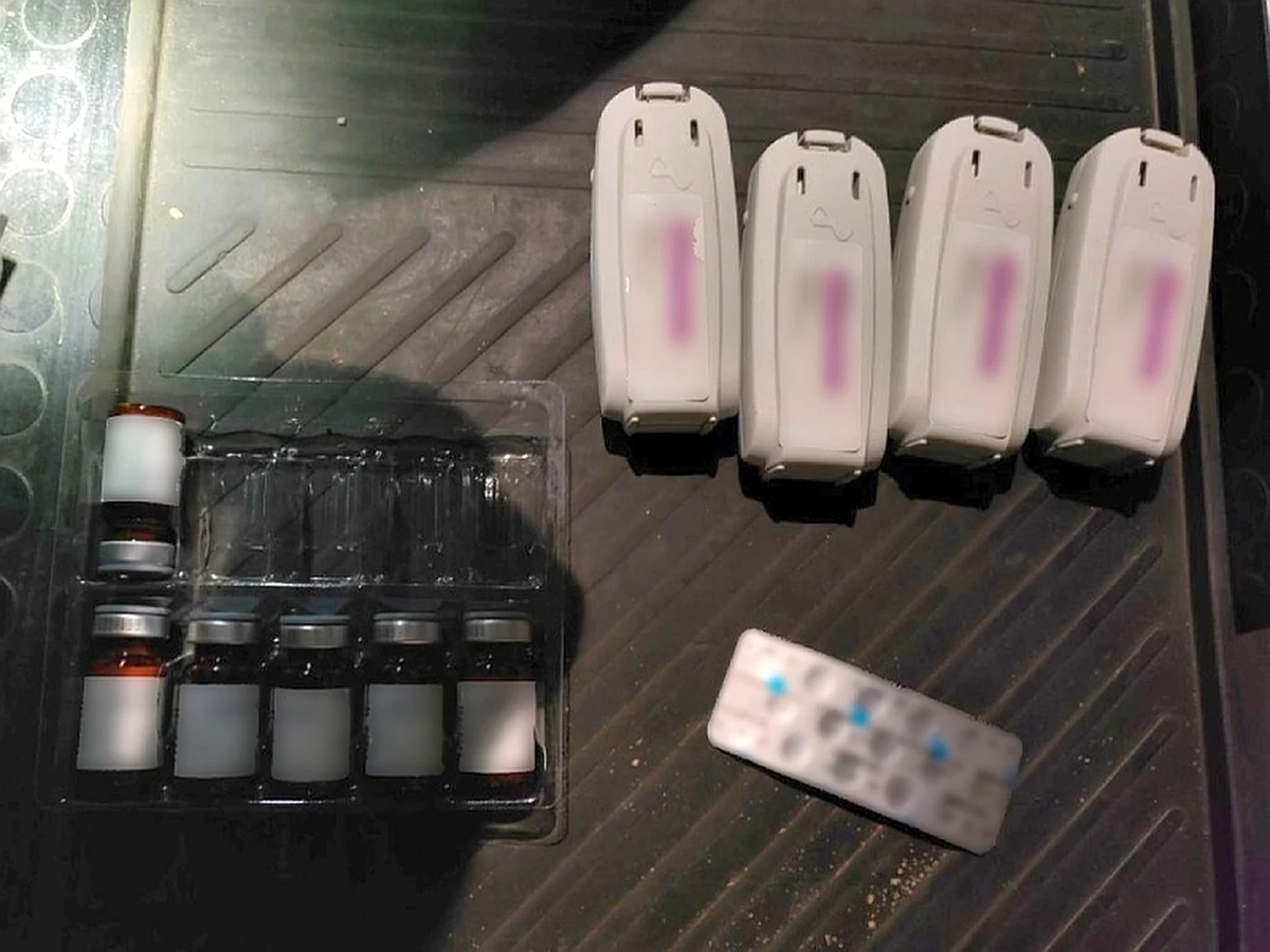 Opakowania kilku leków, w tym silnie uzależniającego fentanylu, znaleźli strażnicy miejscy w centrum stolicy nieopodal przystanku tramwajowego. Niebezpieczny lek był dostępny dla każdego.