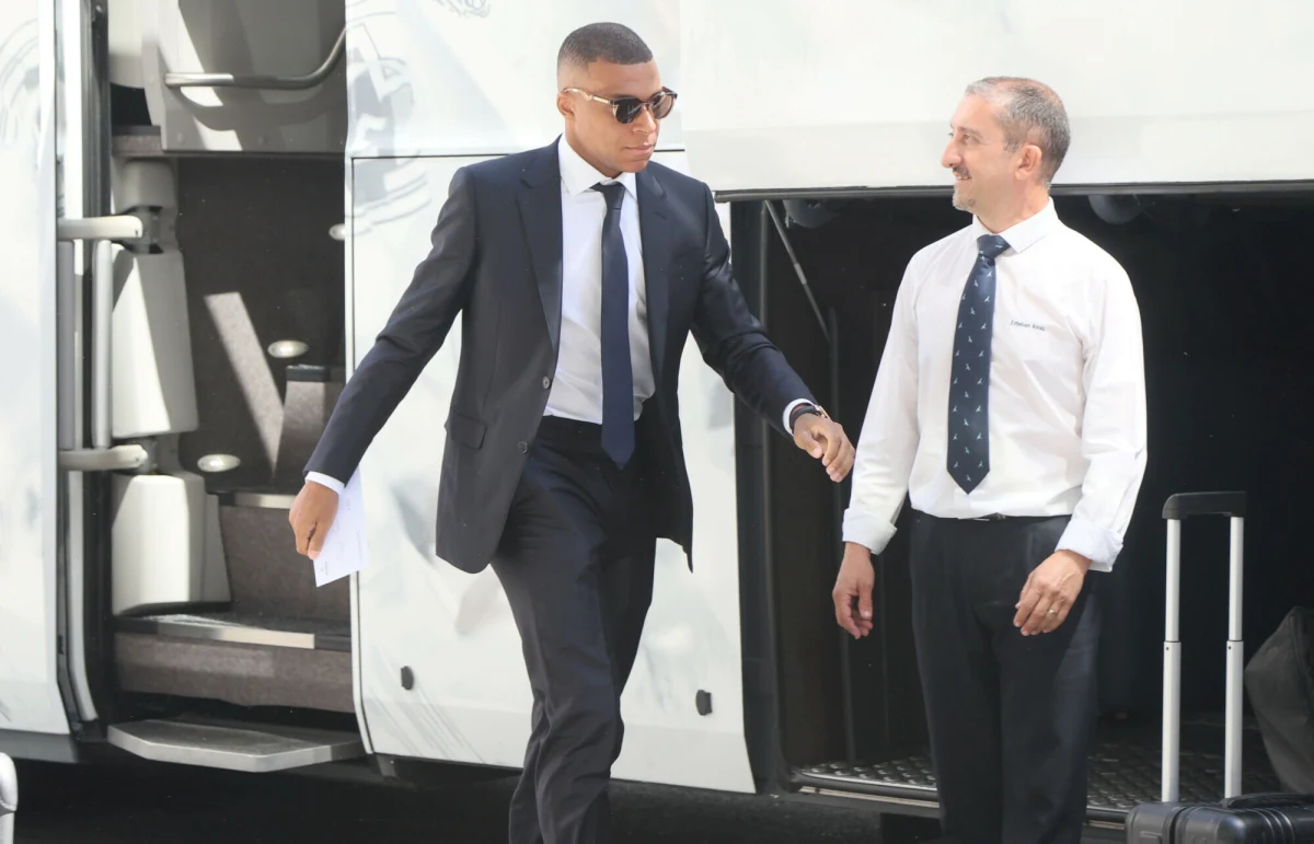 Finał Superpucharu UEFA już jutro. Równo o godz. 21:00 na murawę PGE Narodowego w Warszawie wybiegną piłkarze Realu Madryt i Atalanty BC. Przyjazd "Królewskich" do stolicy jest nie lada gratką, dlatego przed hotelem na zawodników i sztab szkoleniowy czekała spora grupa fanów. Wieczorem piłkarze trenowali na Stadionie Narodowym.