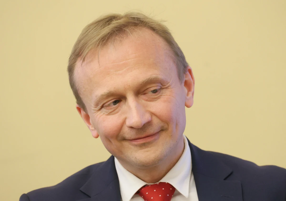 Piotr Serafin, stały przedstawiciel Polski przy UE, jest kandydatem na unijnego komisarza - ogłosił Donald Tusk. Premier powiedział, że jest bardzo prawdopodobne, iż Serafin uzyska tekę ds. budżetu. Szef rządu poinformował również, że jeszcze w tym tygodniu będzie chciał skonsultować tę kandydaturę z prezydentem Andrzejem Dudą.