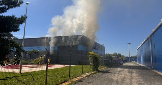 "Pali się duża hala magazynowa w Opolu na ulicy Oświęcimskiej, gdzie w środku są motory i samochody" - przekazał na Gorącą Linię RMF FM słuchacz. Chwilę później informację potwierdziła straż pożarna.