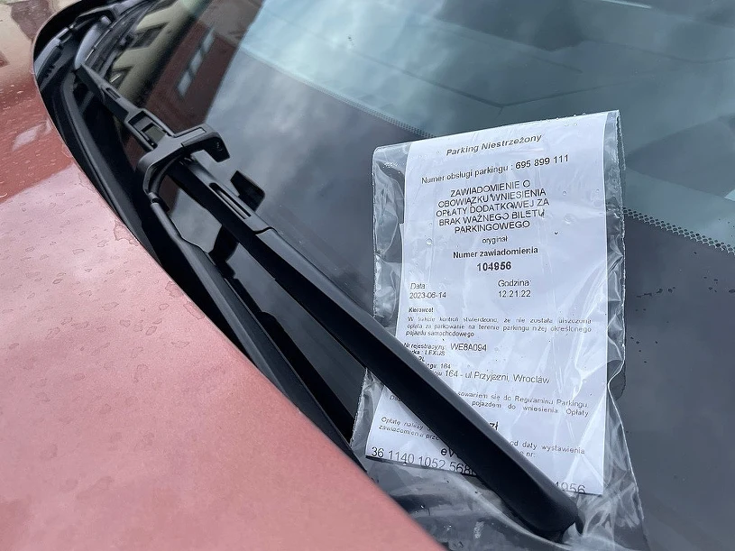 Kartka za parkowanie pod sklepem. Prawnik: to nie mandat