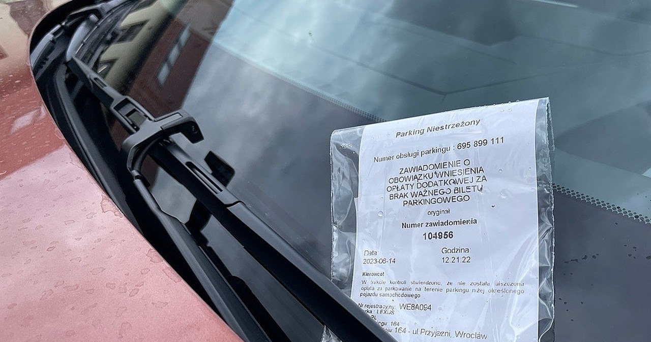 Kartka za parkowanie pod sklepem. Prawnik: to nie mandat