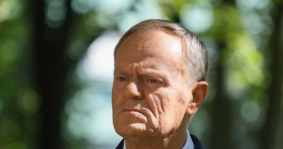 Premier Donald Tusk poinformował, że 29 października zostanie przedstawiony pierwszy raport komisji ds. wpływów rosyjskich i białoruskich. Zapowiedział, że będzie on zawierał "konkluzje i precyzyjne informacje dotyczące domniemanych działań obcych służb i obcych wpływów w Polsce".