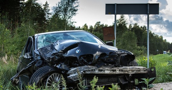 Dwie osoby zginęły po zderzeniu dwóch aut, do którego doszło we wtorek po południu na drodze krajowej nr 19 na odcinku Sokółka - Białystok - poinformowała podlaska policja. Droga była zablokowana kilka godzin.
