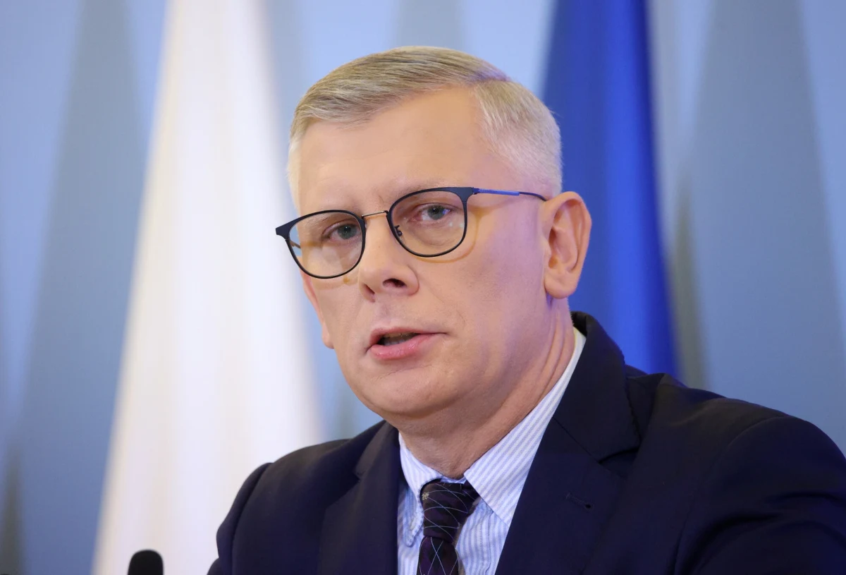 17 października 2023 r., dwa dni po wyborach Sławomir Cenckiewicz, ówczesny szef komisji ds. wpływów rosyjskich, zwrócił się do Służby Kontrwywiadu Wojskowego o teczki akt żołnierzy i funkcjonariuszy w celu wyeliminowania ich z życia publicznego - poinformował we wtorek premier Donald Tusk.