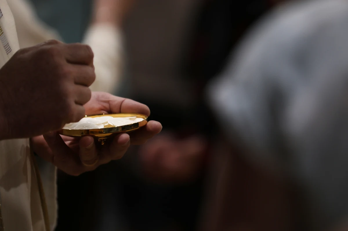 Prokuratura i policja z Pisza wyjaśniają przyczynę zgonu proboszcza parafii pw. Matki Miłosierdzia Ostrobramskiej. Kapłan miał ranę w klatce piersiowej.

