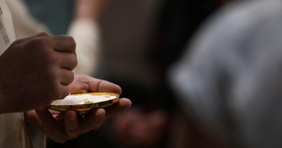 Prokuratura i policja z Pisza wyjaśniają przyczynę zgonu proboszcza parafii pw. Matki Miłosierdzia Ostrobramskiej. Kapłan miał ranę w klatce piersiowej.

