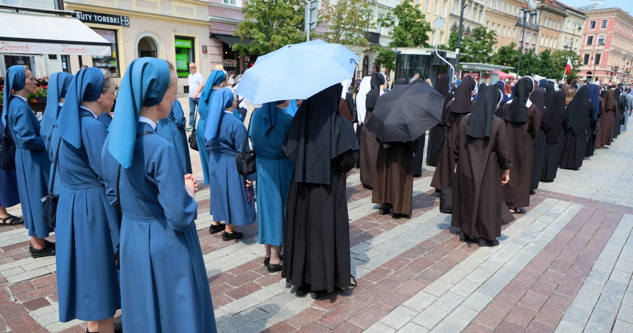 Każdy zakonnik musi złożyć te śluby. Nie są one jednak nieodwracalne