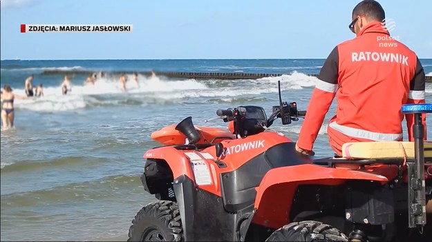 Silny wiatr, mocny prąd i wysokie fale. Ma plaży w Ustce powiewała czerwona flaga, którą widać było z daleka. Z daleka przyjechali też koloniści, którzy wykapać się chcieli za wszelką cenę. Ich opiekunowie odeszli więc od kąpieliska i pozwolili dzieciom wejść do wody. To dlatego ratownikom nie brakuje pracy, choć czasem brakuje im słów. Materiał dla "Wydarzeń" przygotował Adam Malik.