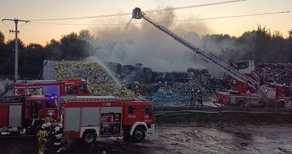 Pożar wysypiska śmieci w Choczni niedaleko Wadowic. Ogień objął powierzchnię 400 metrów kwadratowych. Jak przekazała straż pożarna, "sytuacja jest opanowana".